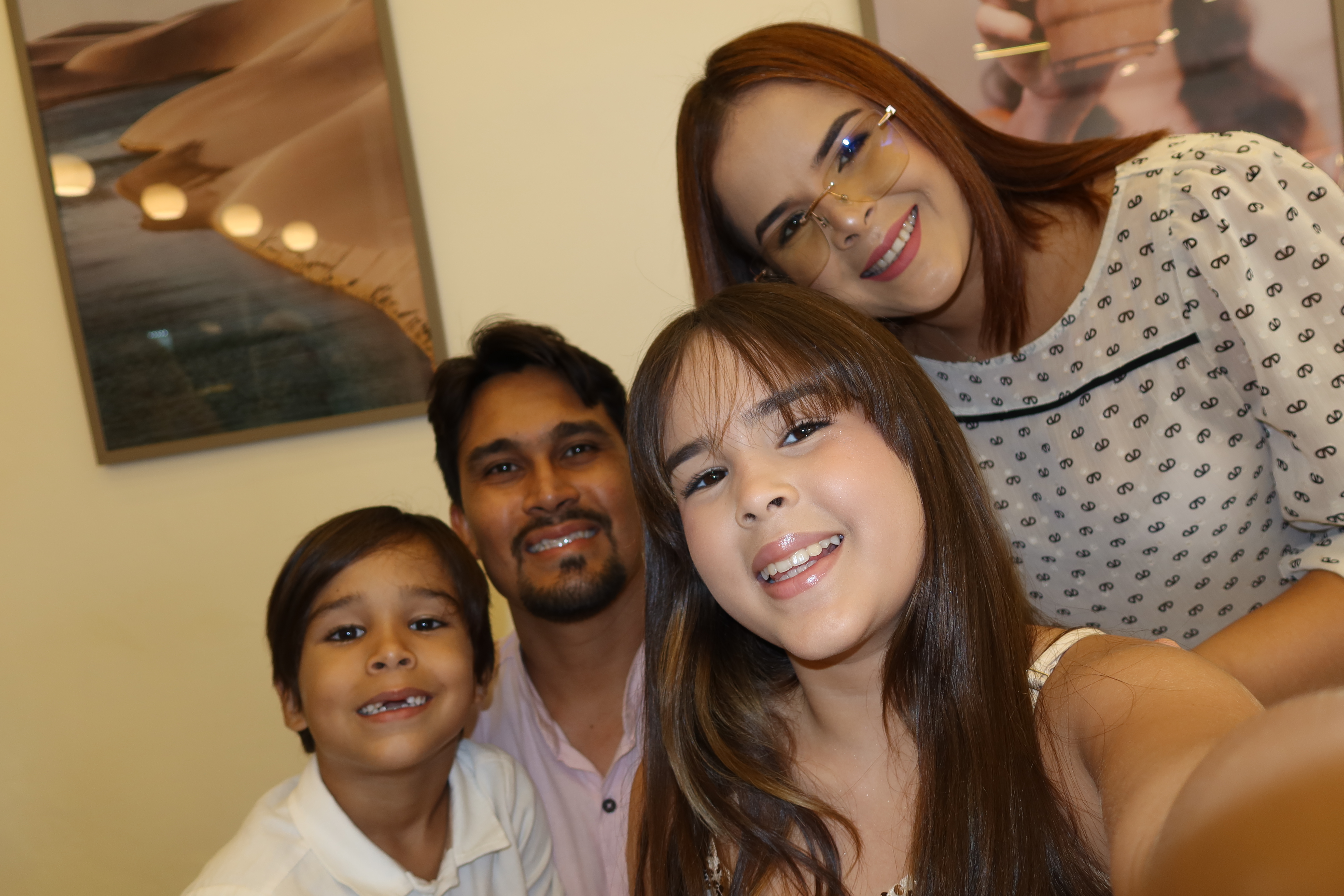 Mãe e Valentina sorrindo juntas